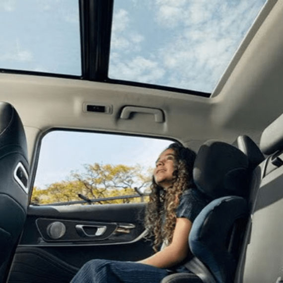 Girl looking up at Tiggo 7 panoramic roof