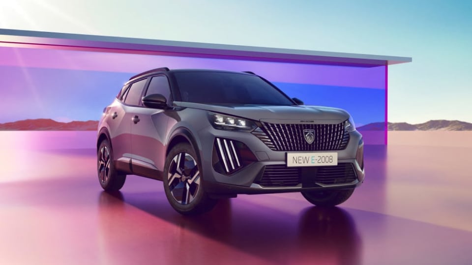 Front angled view of Peugeot 2008